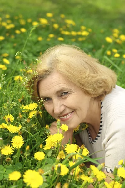 Belle dame bénéficie de l'union avec la nature — Photo