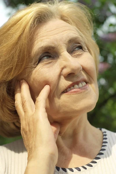 Volwassen vrouw geniet Unie met de natuur — Stockfoto