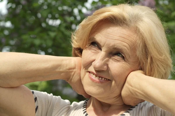 Nice woman enjoys union with nature — Stock Photo, Image