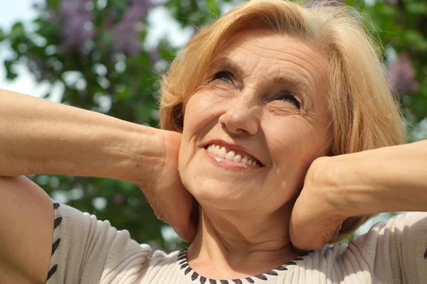 Bella donna gode di unione con la natura — Foto Stock