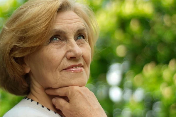 Beautiful lady enjoys nature — Stock Photo, Image