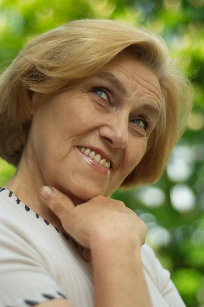 Charming lady enjoys nature — Stock Photo, Image