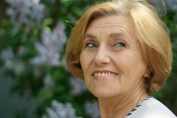 Attractive lady enjoys nature — Stock Photo, Image