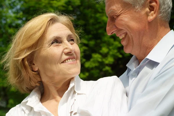 Preciosa pareja disfrutar de la unión con la naturaleza — Foto de Stock