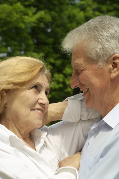 Fijne paar genieten van de Unie met de natuur — Stockfoto