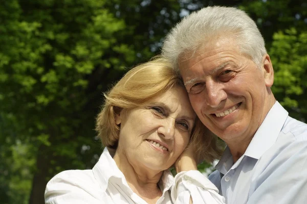 Prachtige paar genieten van de Unie met de natuur — Stockfoto