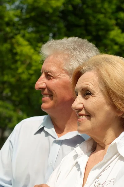 Deux heureux profiter de l'union avec la nature — Photo