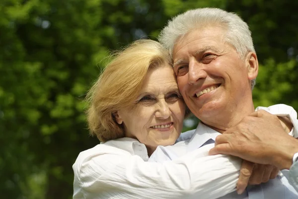 Twee aantrekkelijke genieten van de Unie met de natuur — Stockfoto