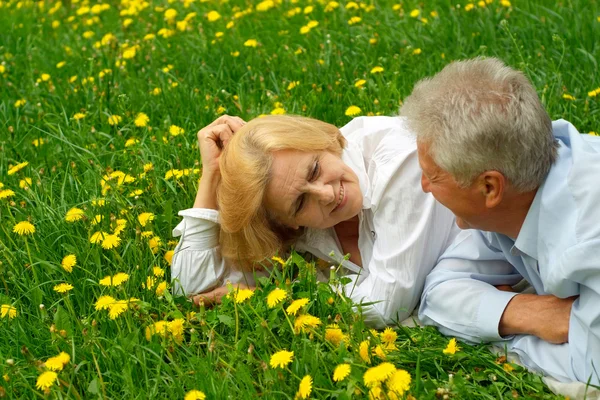 Dos hermosas disfrutar de la unión con la naturaleza —  Fotos de Stock