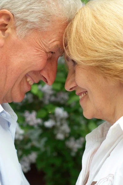 Mooi paar genieten van de Unie met de natuur — Stockfoto