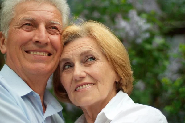 Pareja sonriente disfruta de la unión con la naturaleza —  Fotos de Stock