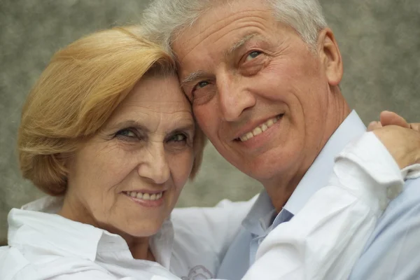 Bellas parejas disfrutar de la unión con la naturaleza —  Fotos de Stock