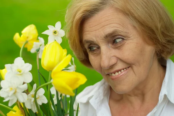 Mulher simpática gosta da natureza — Fotografia de Stock