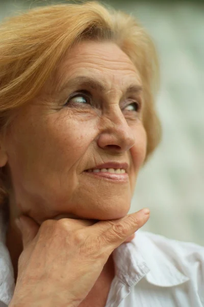 Mujer guapa disfruta de la naturaleza — Foto de Stock