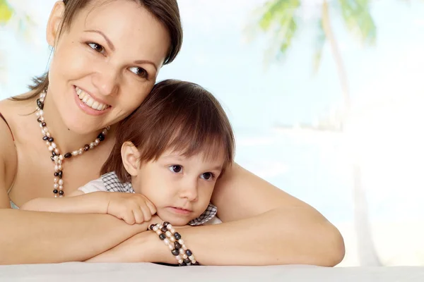 Femme sympotique avec sa fille au resort — Photo