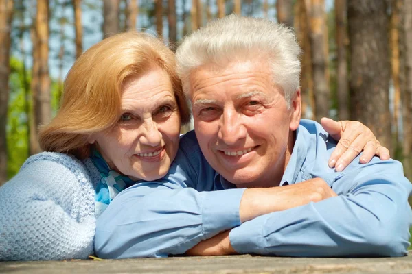 Interessante anziani stanno godendo l'aria — Foto Stock