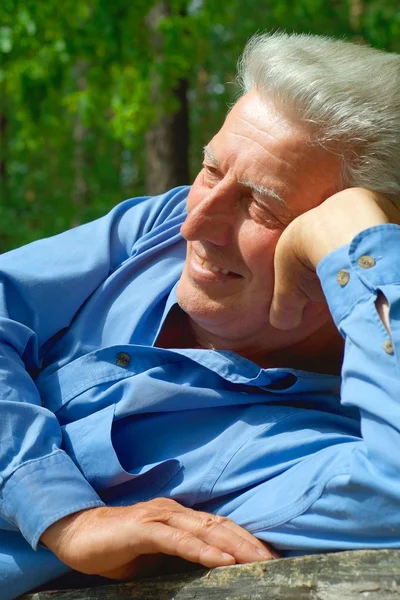 Viejo guapo está disfrutando del aire fresco — Foto de Stock