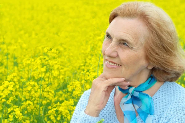 Lovely old woman is enjoying the fresh air — Stock Photo, Image