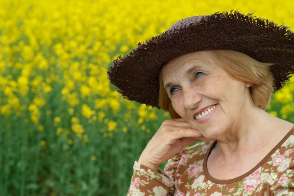 Charming old woman is enjoying the fresh air — Stock Photo, Image