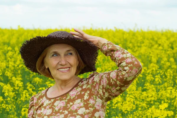 Interesting old woman is enjoying the fresh air — Stock Photo, Image