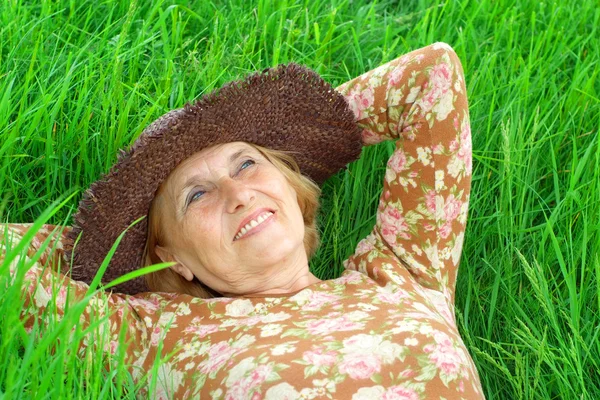 興味深い古い女性は新鮮な空気を楽しんでいます。 — ストック写真
