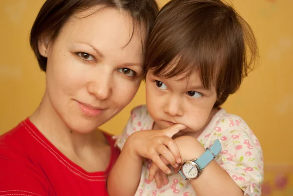 Jeune femme embrassant bébé — Photo