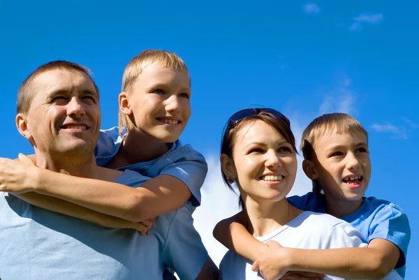 Familia feliz en el cielo —  Fotos de Stock