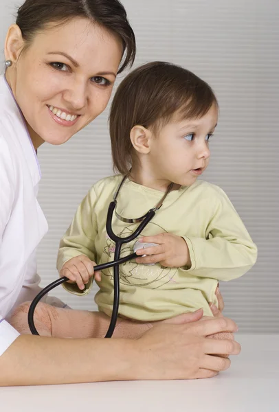 Doctor with little girl — Stock Photo, Image