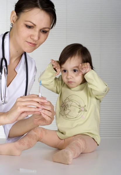 Läkare med en vacker baby — Stockfoto