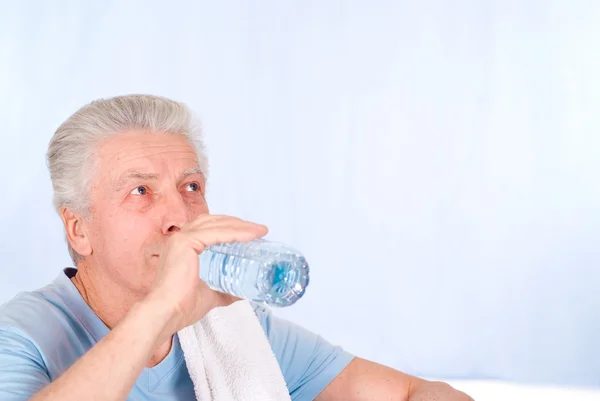 Old man drinks water — Stock Photo, Image