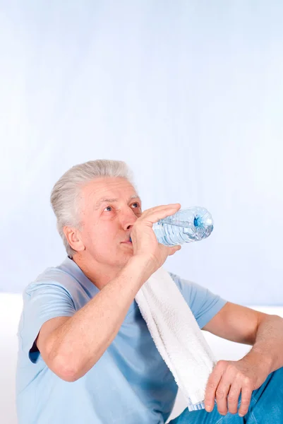 Gammal man dricker vatten — Stockfoto