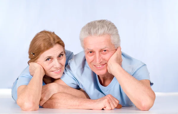 Pareja anciana acostada — Foto de Stock