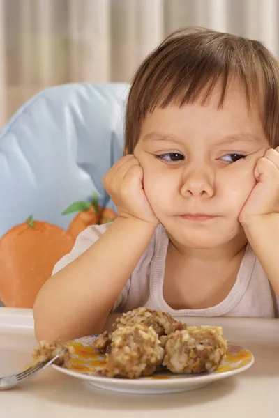 Doce menina está comendo em casa — Fotografia de Stock