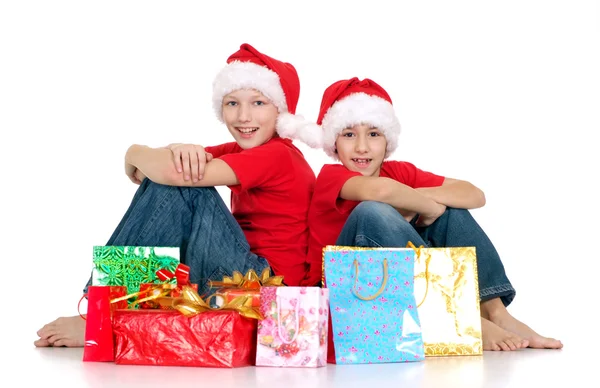 Enfants heureux avec des cadeaux — Photo