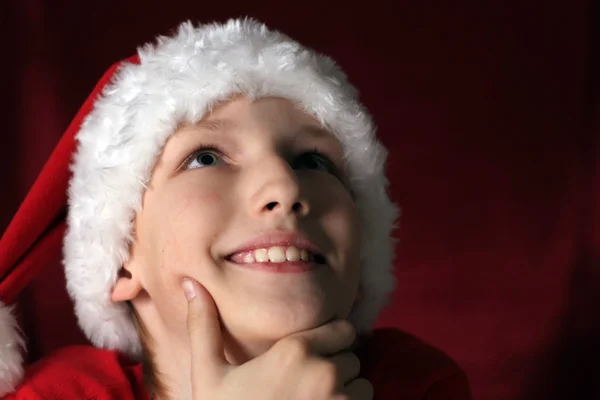 Ragazzo felice in cappello di Babbo Natale — Foto Stock