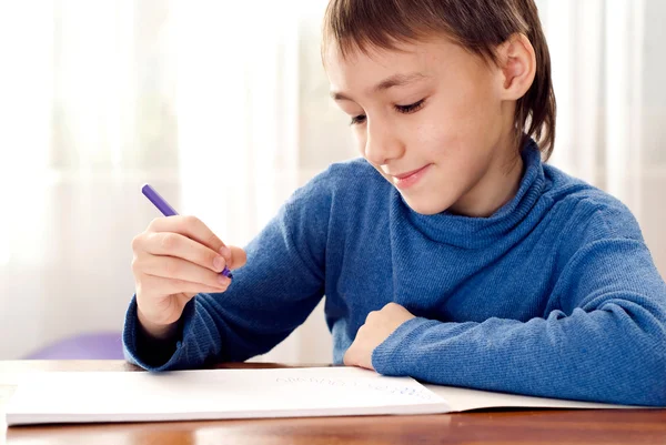 Jongen maakt huiswerk — Stockfoto