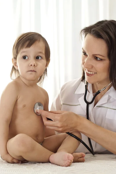 Schöne kaukasische Krankenschwester mit einem kleinen Patienten — Stockfoto