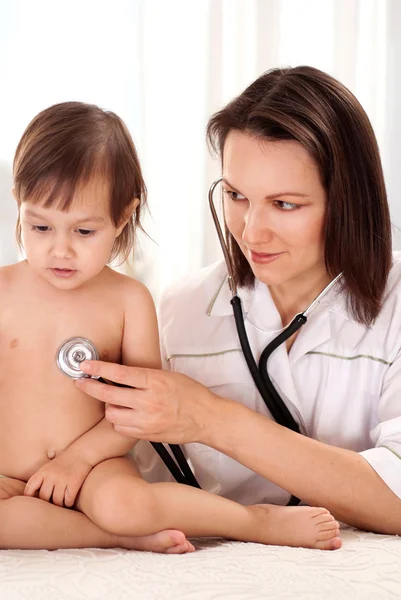 Schöne Ärztin mit kleinem Patienten — Stockfoto