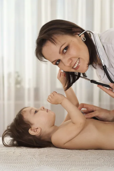 Schöne kaukasische Krankenschwester mit einem kleinen Patienten — Stockfoto