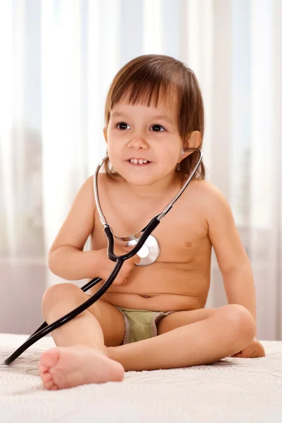 Menina bonita no escritório do médico — Fotografia de Stock