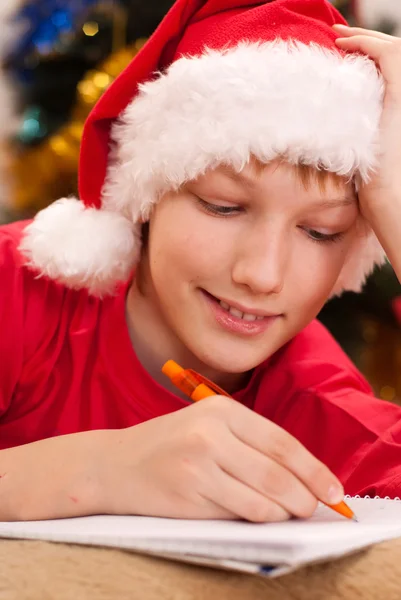 Gelukkige jongen vermakelijk glimlachen — Stockfoto