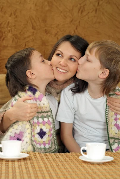 Una bella madre caucasica con suo figlio seduto sul divano — Foto Stock