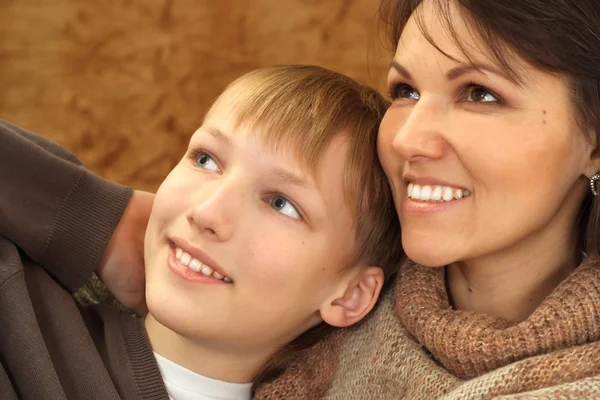 Belle belle mère caucasienne avec son fils — Photo