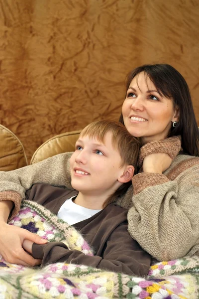 Schöne gute kaukasische Mutter mit ihrem Sohn — Stockfoto