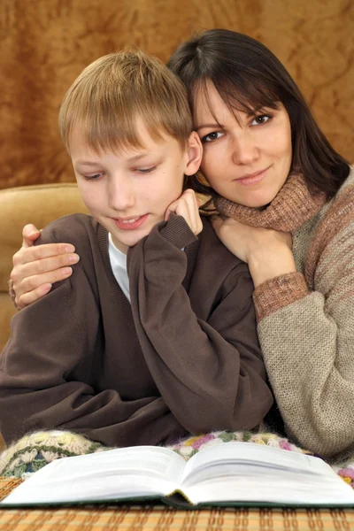 Mooi geluk Kaukasische moeder met haar zoon lezen van een boek — Stockfoto