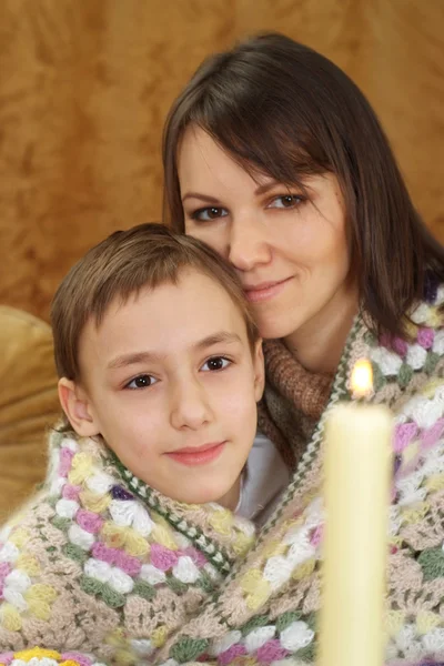 소파에 앉아 그녀의 아들과 함께 아름 다운 어머니 — 스톡 사진