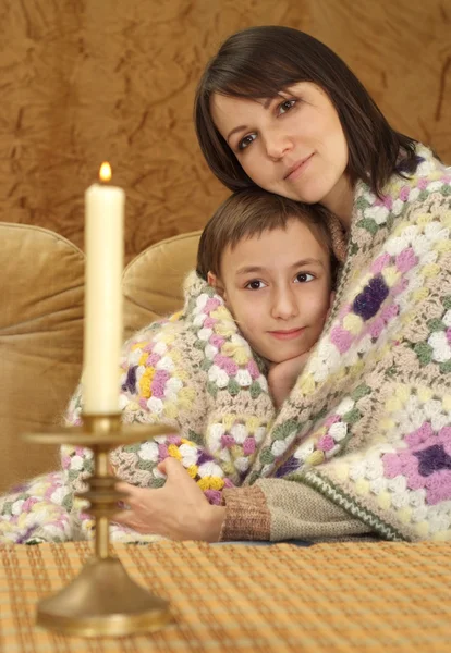 Mooi mooi Kaukasische mama met haar zoon — Stockfoto