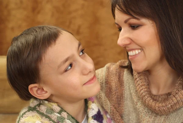 De Kaukasische mama mooi geluk met haar zoon — Stockfoto