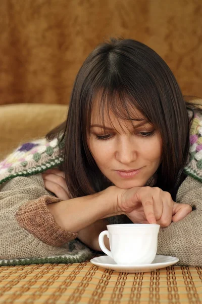 Schön kaukasische Frau auf einem Sofa — Stockfoto