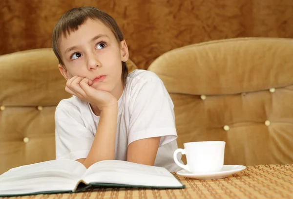 Ein schöner guter Junge sitzt — Stockfoto